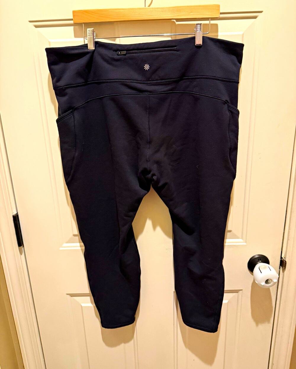 Athleta Altitude Edge Stash Tight Black High Rise Capri Leggings S Pockets